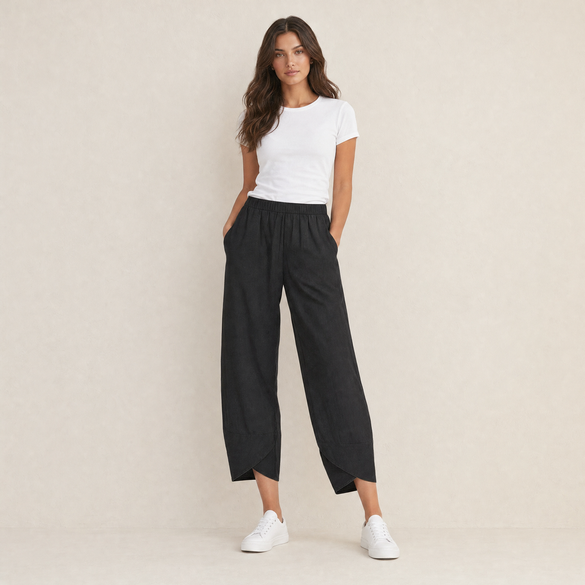 Model in zwarte wide leg broek dames, vooraanzicht