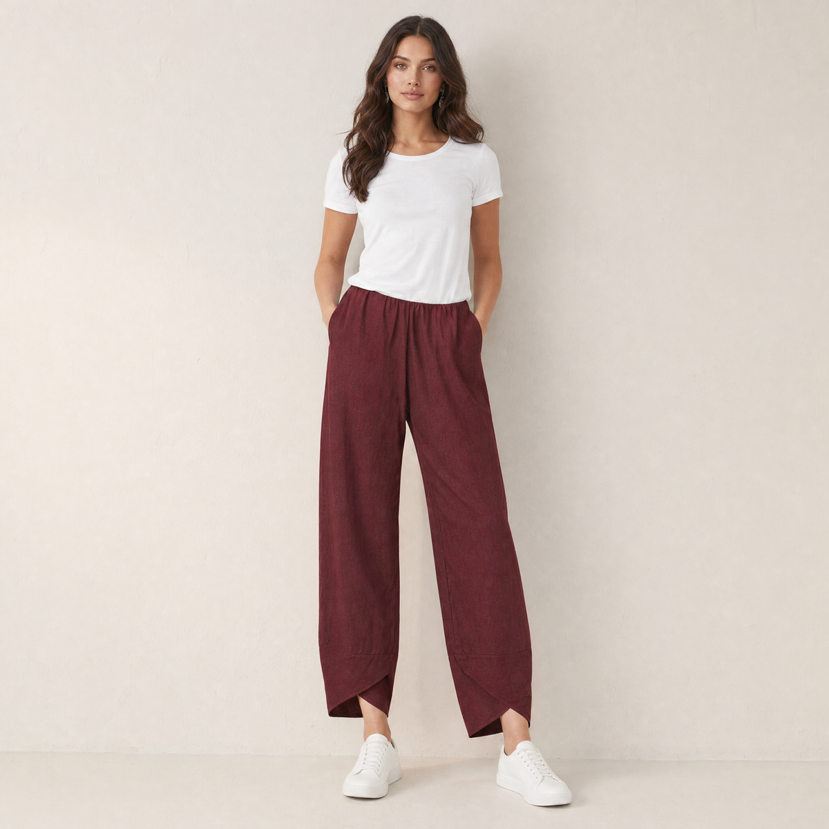 Model in bordeaux wide leg broek dames, vooraanzicht