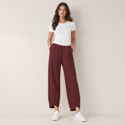 Model in bordeaux wide leg broek dames, vooraanzicht