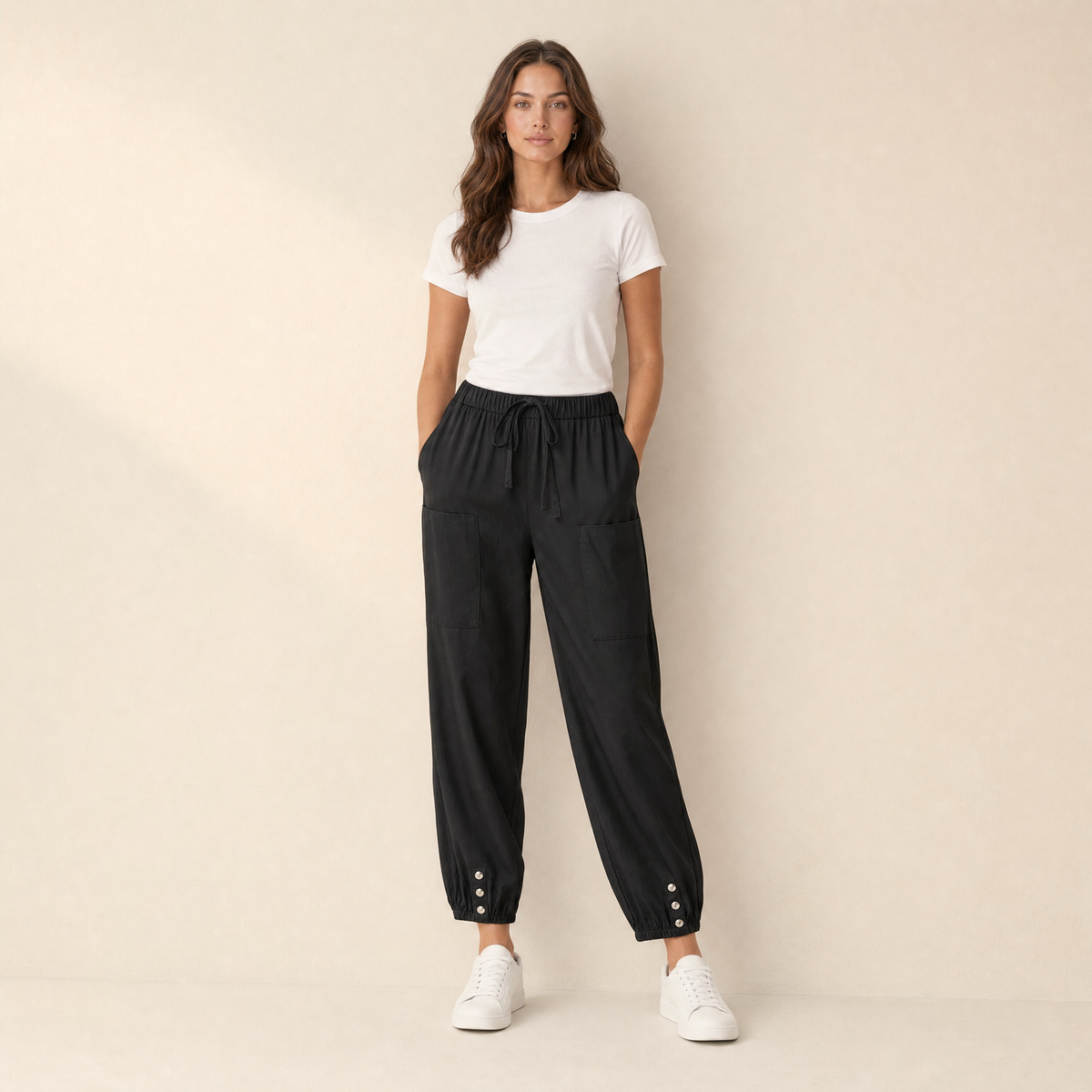 Model in zwarte pantalon met trekkoord dames, vooraanzicht