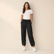 Model in zwarte pantalon met trekkoord dames, vooraanzicht