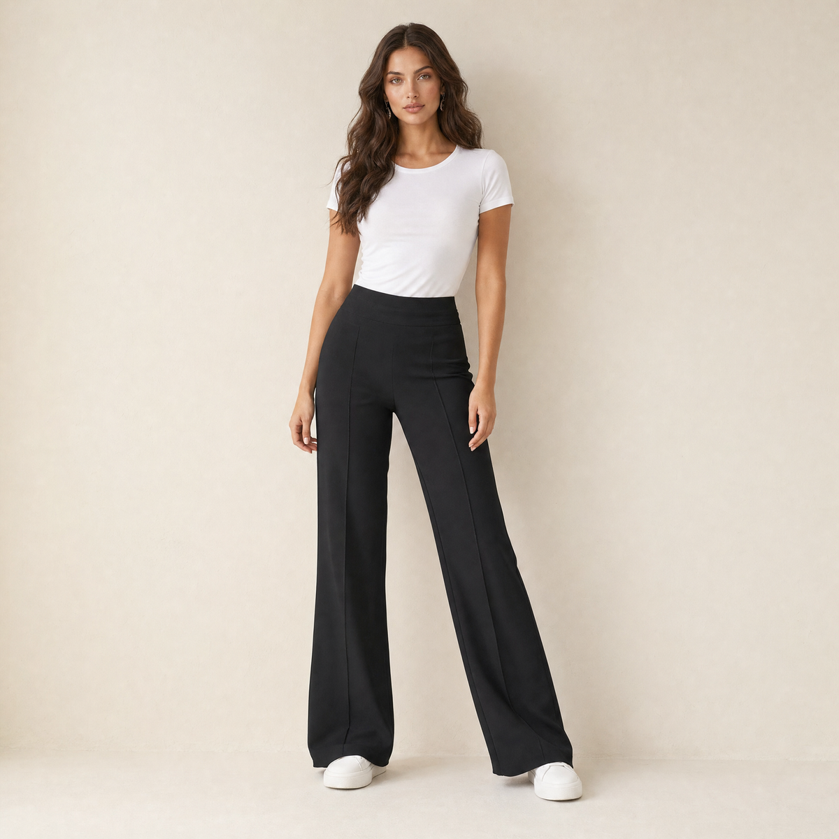 Model in zwarte wide leg pantalon dames, vooraanzicht