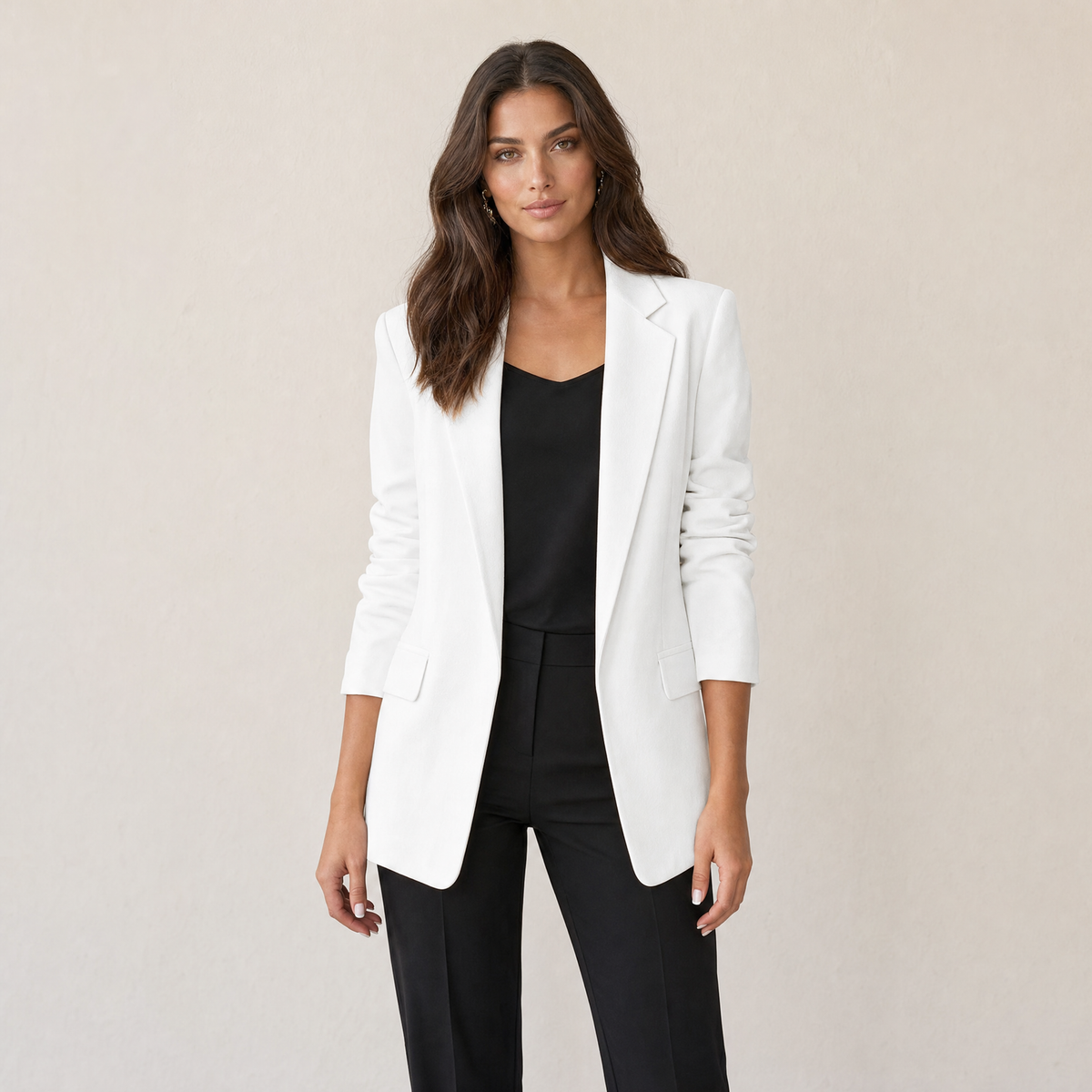 Model in witte getailleerde blazer dames, vooraanzicht