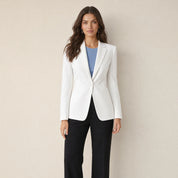 Model in witte getailleerde damesblazer met klassieke revers en één knoop, vooraanzicht
