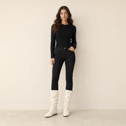 Model met witte halfhoge dameslaarzen met platte zool en rits